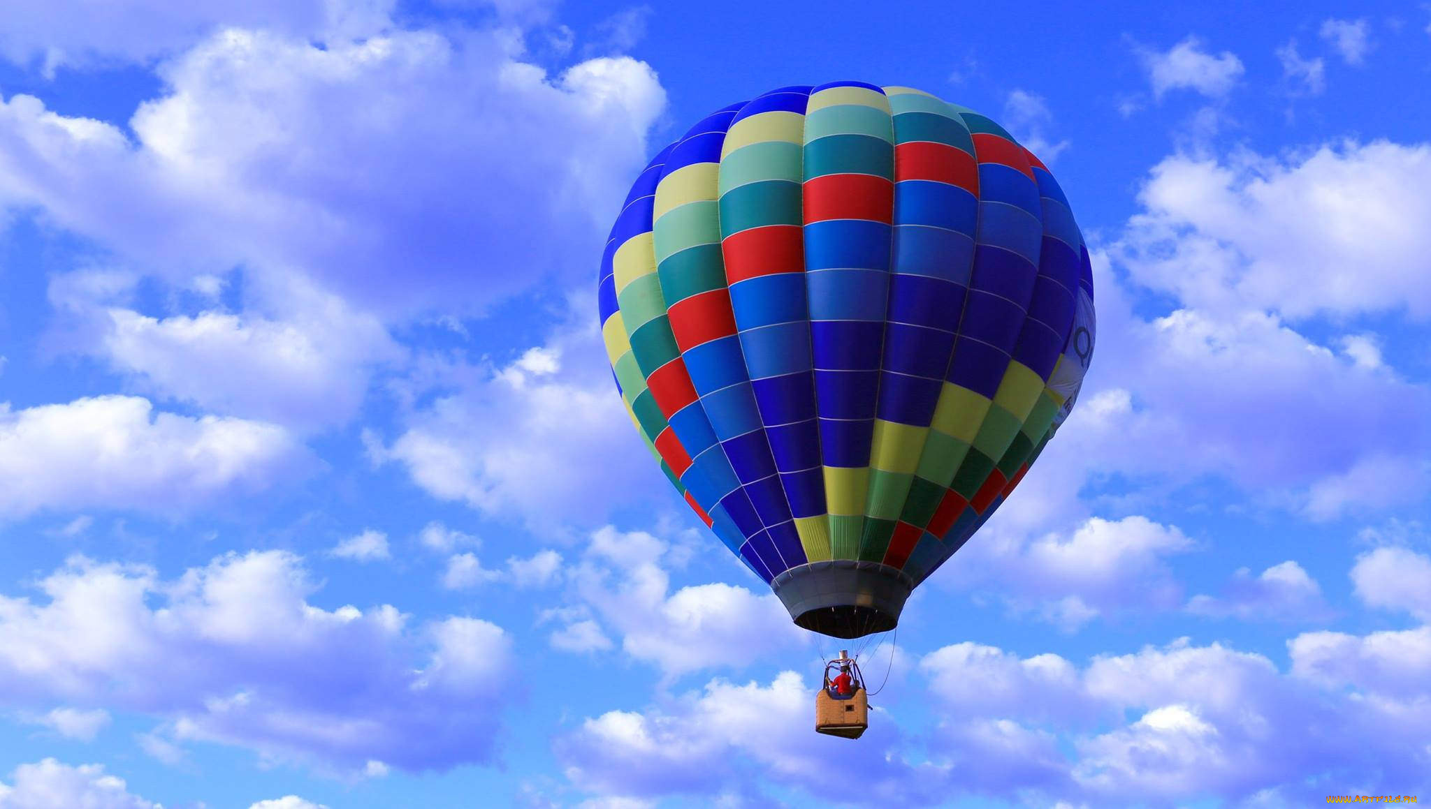 Воздушные шары с корзиной в небе